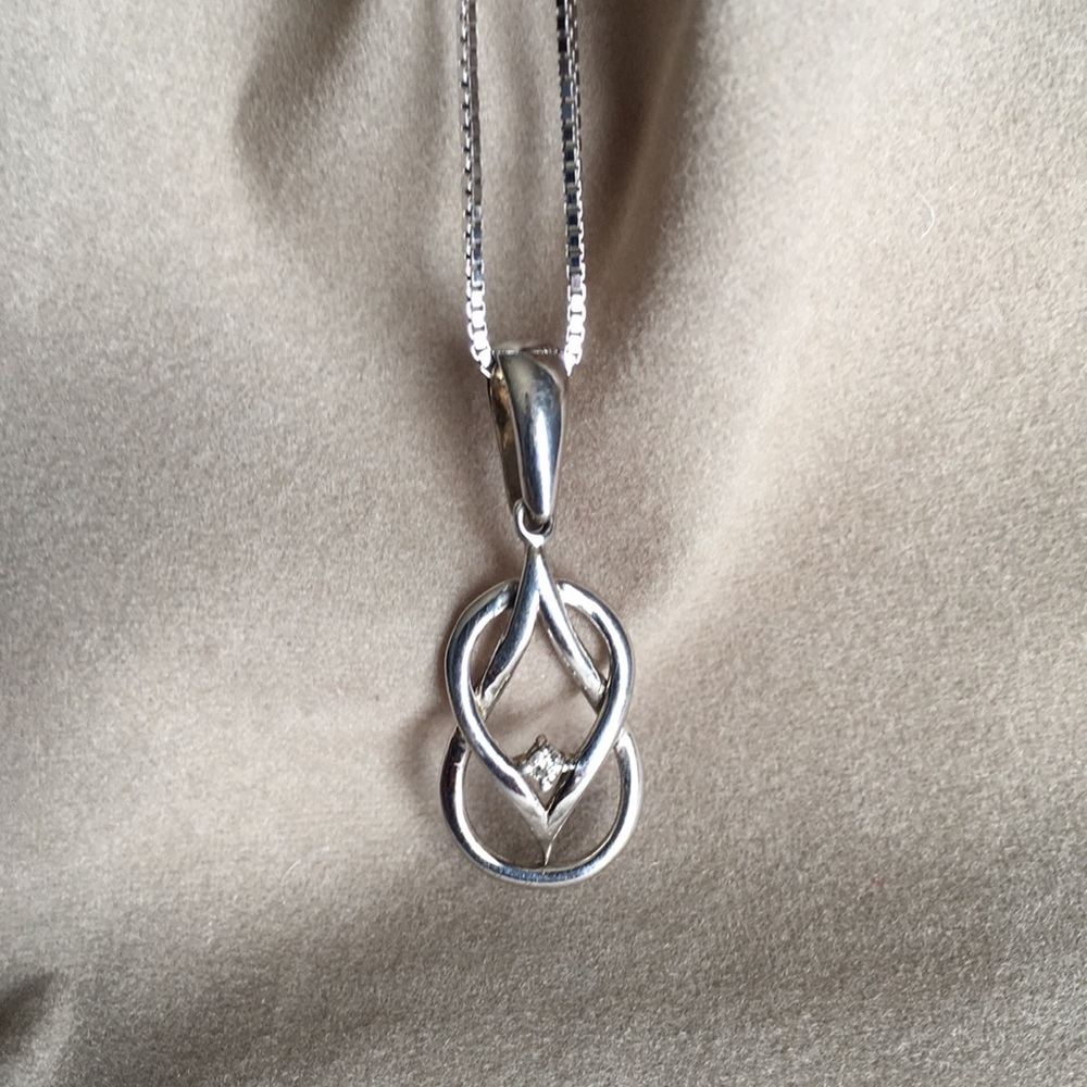 Silver Necklace with small Diamond